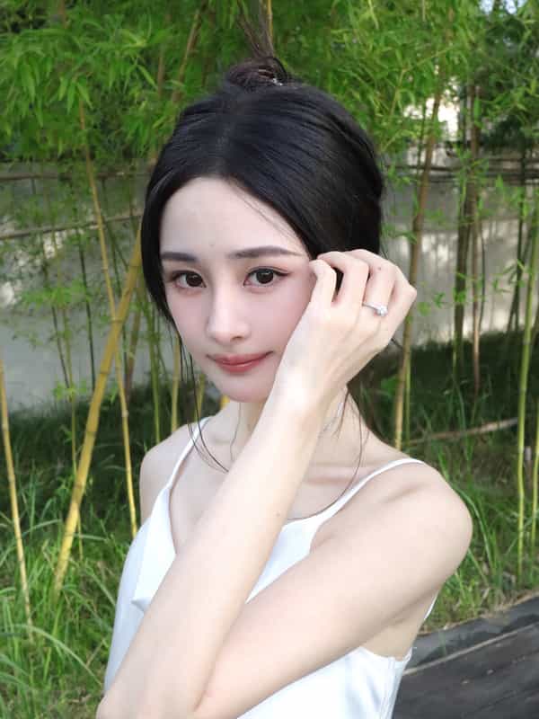 于亭中 观云赏自由；小红书博主素材；亭系列