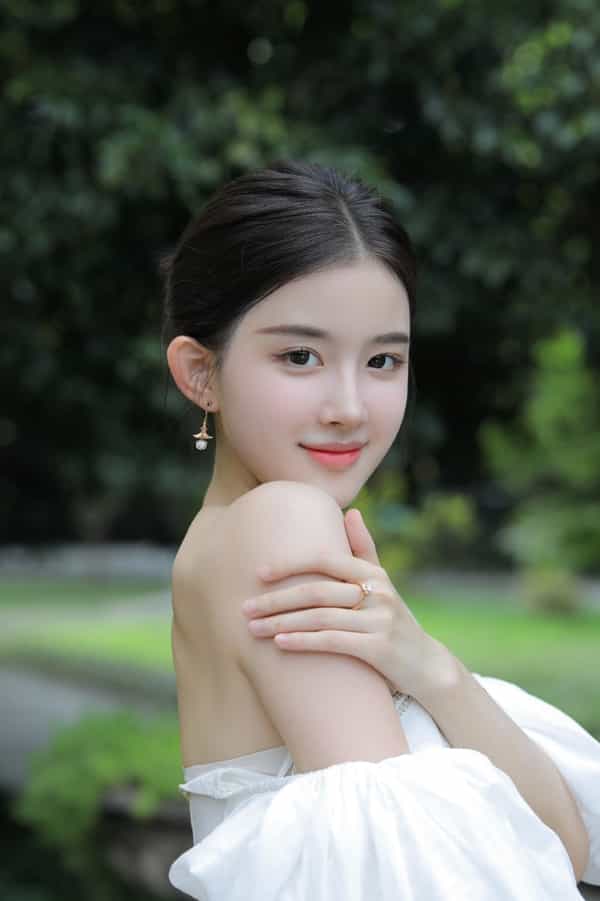 于亭中 观云赏自由；小红书博主素材；亭系列